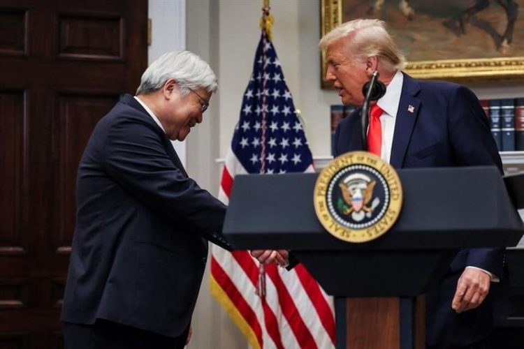 Presiden Amerika Syarikat, Donald Trump (kanan) dan Pengerusi TSMC, C.C. Wei (kiri) berjabat tangan dalam satu penampilan di Rumah Putih bagi mengumumkan pelaburan baharu TSMC bernilai AS$100 bilion di Amerika Syarikat. (Gambar: Reuters)